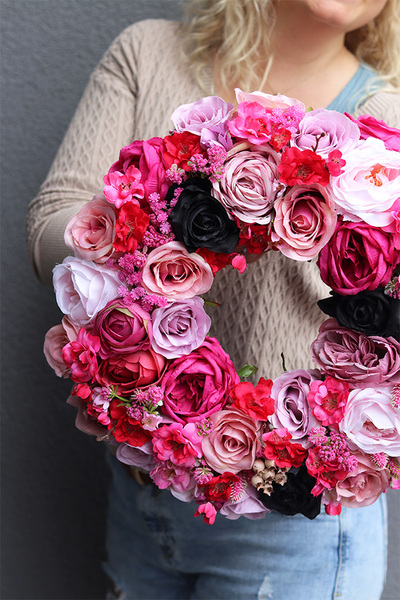 Natalie Pranella, wianek na drzwi z kokardą