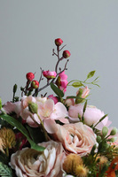 Clementine Romance, kompozycja kwiatowa w złotej donicy