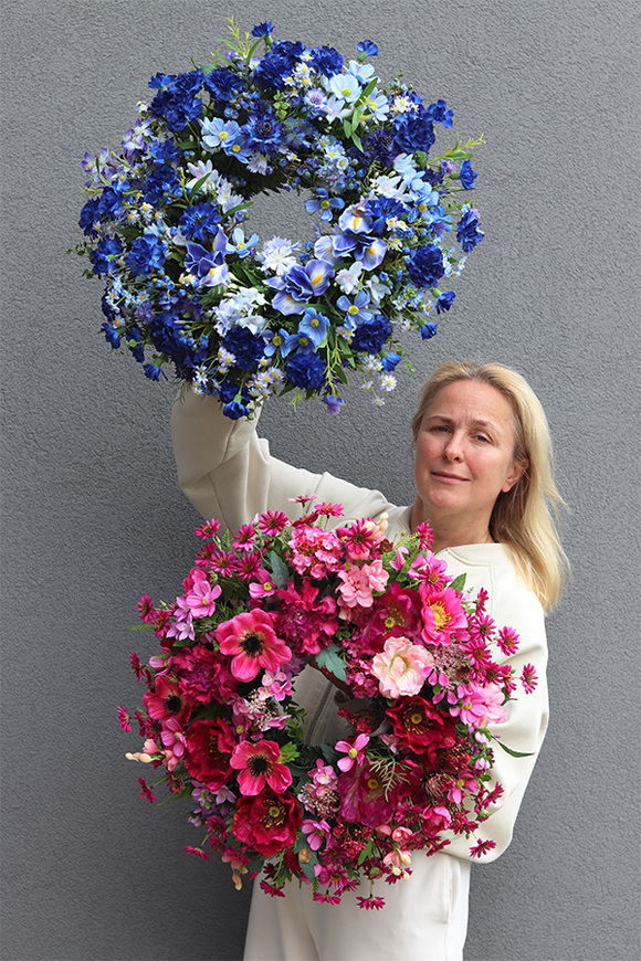 Mokovy Blue, niebieski wianek na drzwi z chabrami