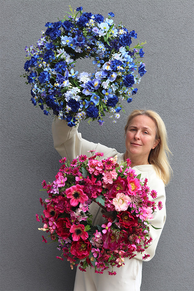 Mokovy Blue, niebieski wianek na drzwi z chabrami