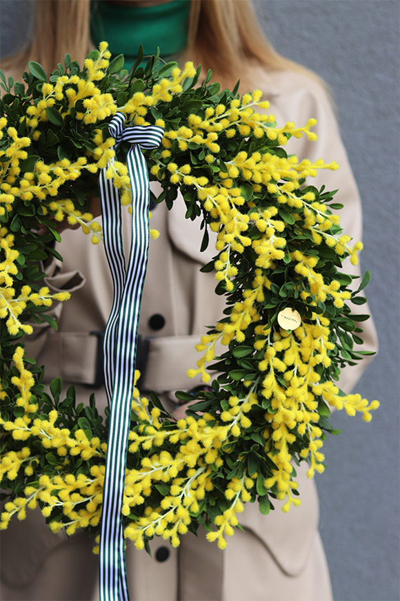 Mimosis, wiosenny wianek na drzwi z mimozy