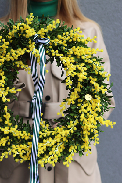 Mimosis, wiosenny wianek na drzwi z mimozy