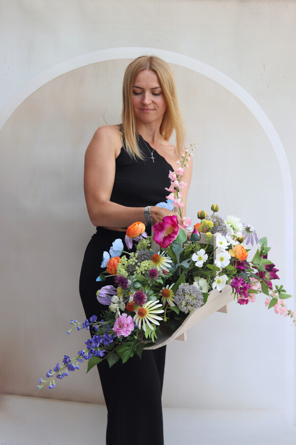 Wspomnienie Lata, dekoracja nagrobna w szarym koszu