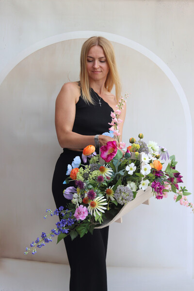 Wspomnienie Lata, dekoracja nagrobna w szarym koszu