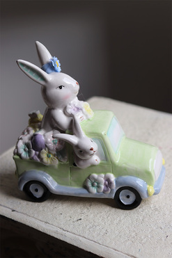 OD RĘKI Bunny Life, figurka wielkanocna zajączek w autku A, wys.19cm