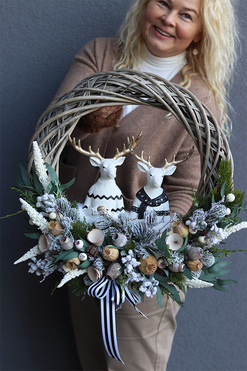 Norweskie Reny, asymetryczny zimowy wianek z reniferem, rozp.52cm 