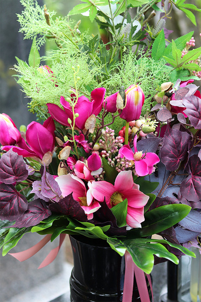 Lerria, bukiet nagrobny z magnolią i czerwonym blusczem