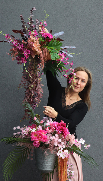 Preta, kwiatowa kompozycja w wiszącej, metalowej donicy