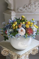 Cedina, kolorowa kompozycja kwiatowa w naczyniu