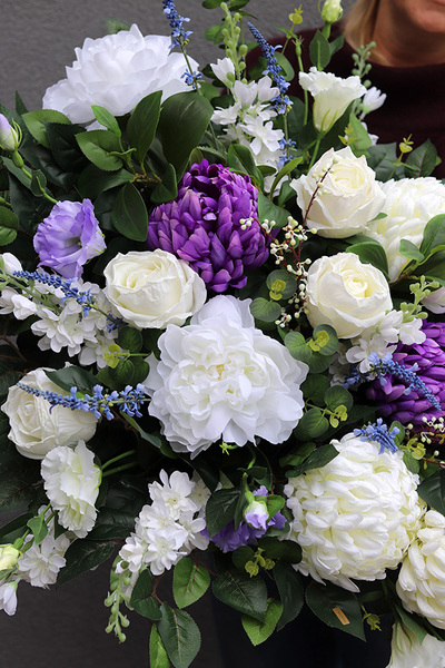 Jawerra, obfita kompozycja nagrobna biało fioletowa w misie, dł.92cm