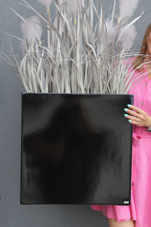 Fiberglass Marzia Black, sztuczne trawy w czarnej donicy
