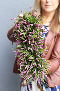 Wrzosy Cipriano 3, kompozycja kwiatowa w czarnej donicy, wym.21x40cm