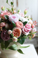 Terenina, kompozycja kwiatowa w kremowym naczyniu, wys.30cm 