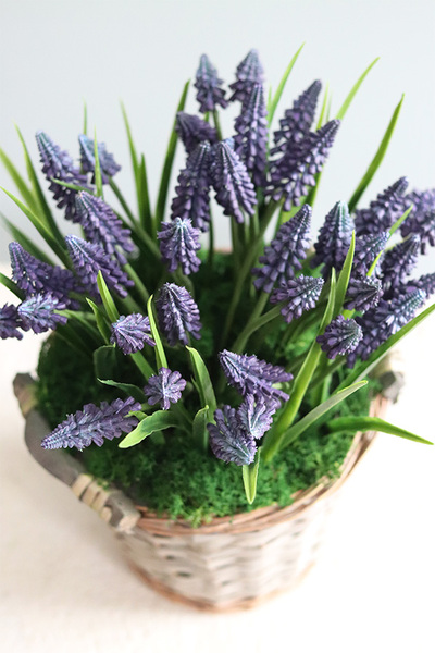 koszyczek Szafirków Premium, dekoracja ze sztucznych roślin, wys.32cm 