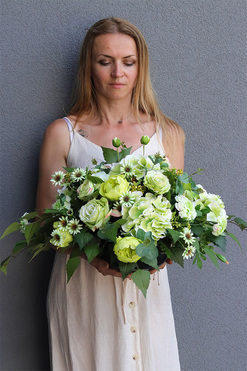 Janina Green Mini, kompozycja z zielonych kwiatów, wym.36x44x75cm 