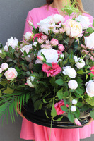 Mullina, różowa kompozycja nagrobna w misie