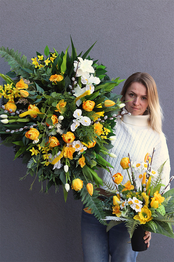 Spring Moment, bukiet nagrobny z wiosennymi kwiatami