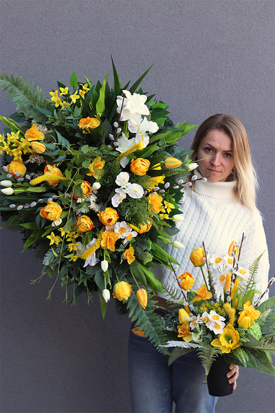 Spring Moment, bukiet nagrobny z wiosennymi kwiatami