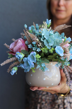 Reffia, kompozycja kwiatowa w naczyniu w groszki, wys.24cm