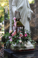 Angelo Garden Roses, kompozycja nagrobna z miedzianym lampionem