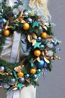 Granatowe Święta, świąteczny wianek z bombkami