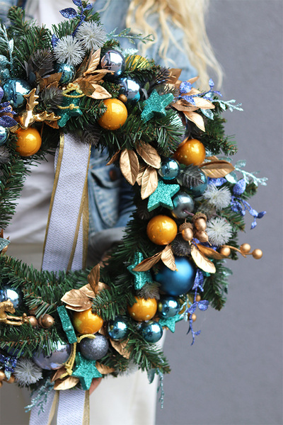 Granatowe Święta, świąteczny wianek z bombkami