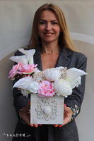 Tressoria, kompozycja kwiatowa w drewnianej szufladzie