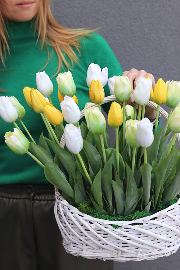 Wiosenne Tulipany, kompozycja z tulipanów w koszyku