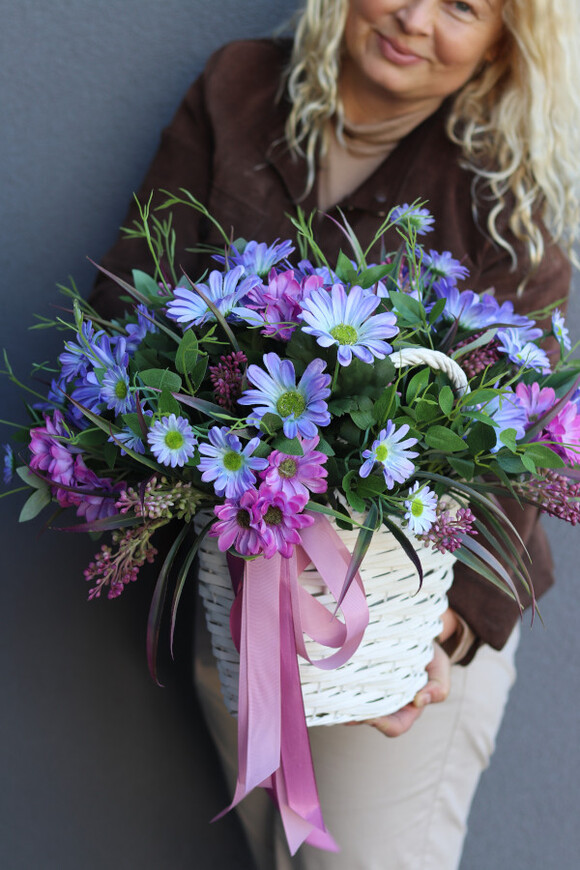 Fioletowe Kosmosy, kompozycja kwiatowa w koszu