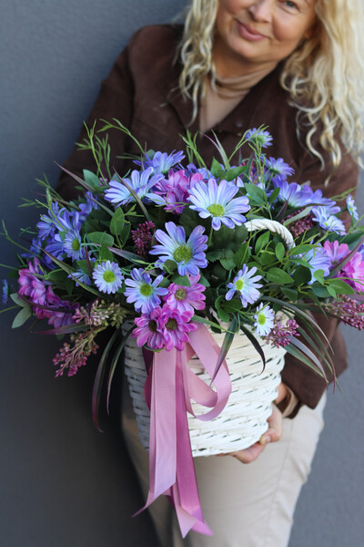 Fioletowe Kosmosy, kompozycja kwiatowa w koszu