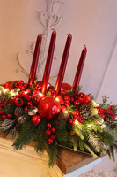 Karminowe Cudo, adwentowy stroik ze świecami na tacce LED