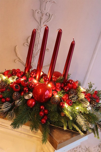 Karminowe Cudo, adwentowy stroik ze świecami na tacce LED