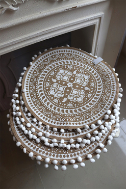 Boho White, okrągła podkładka z juty z wzorem i pomponikami, śr.38cm