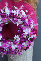 Różowy Dom, kwiatowy wianek na drzwi