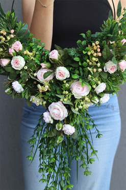 Delicate Pink Subtelle, kwiatowy wianek na drzwi na obręczy, rozp.47cm