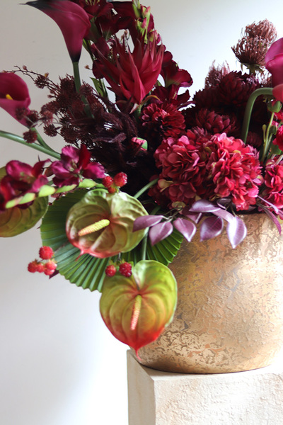 Ritual Big B, nowoczesna kompozycja kwiatowa, wym.90x120x65cm