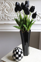 Black Easter Tulips, bukiet gumowych tulipanów w wazonie
