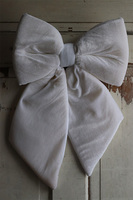 aksamitna kokarda - pluszowa zawieszka, Velurri White, wym.61x40cm 