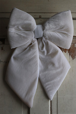 aksamitna kokarda - pluszowa zawieszka, Velurri White, wym.61x40cm 