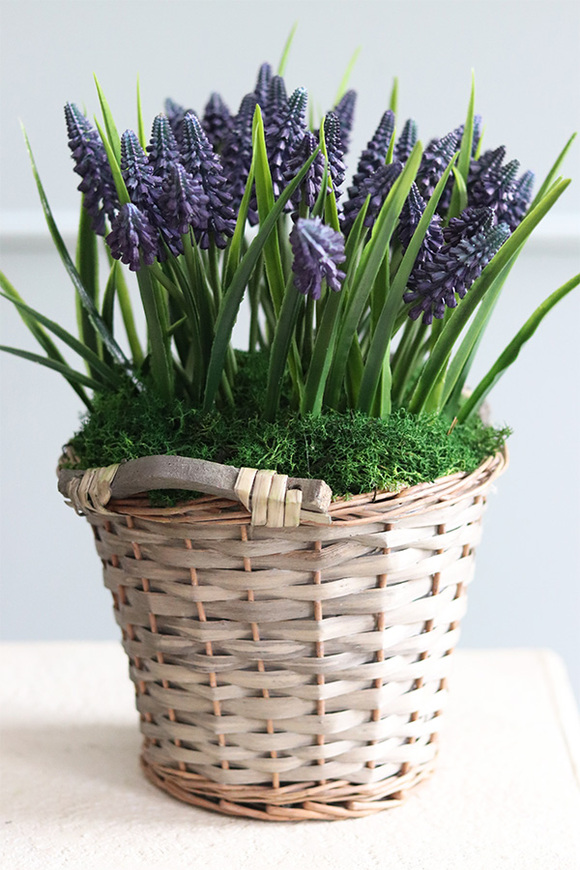 koszyczek Szafirków Premium, dekoracja ze sztucznych roślin, wys.32cm 