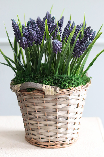 koszyczek Szafirków Premium, dekoracja ze sztucznych roślin, wys.32cm 