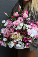 Abellata, kompozycja kwiatowa w biało-srebrnej misie