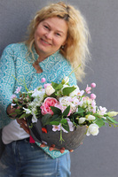 Bella Hilton kompozycja kwiatowa w lustrzanej łódce