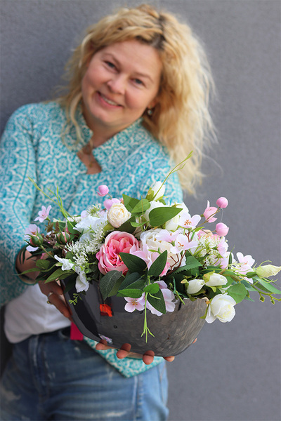 Bella Hilton kompozycja kwiatowa w lustrzanej łódce