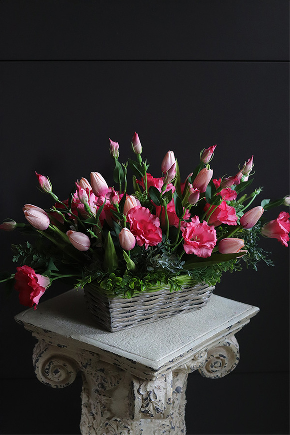 Benussi Pink Basket, kosz z różowymi kwiatami