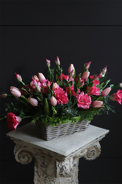 Benussi Pink Basket, kosz z różowymi kwiatami