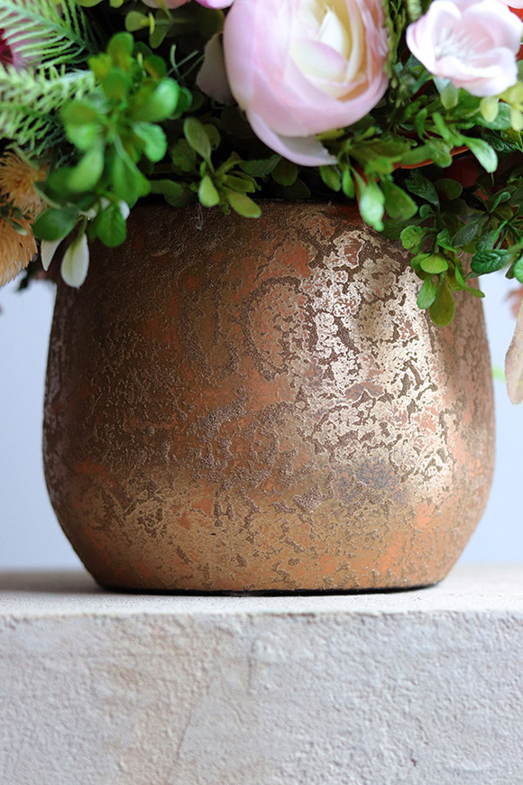 Clementine Romance, kompozycja kwiatowa w złotej donicy