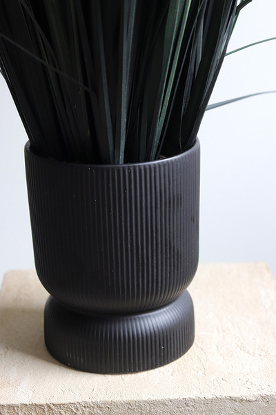 Black Grass, sztuczna czarna trawa w donicy