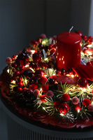 Red Table, stroik ze świecą na talerzu