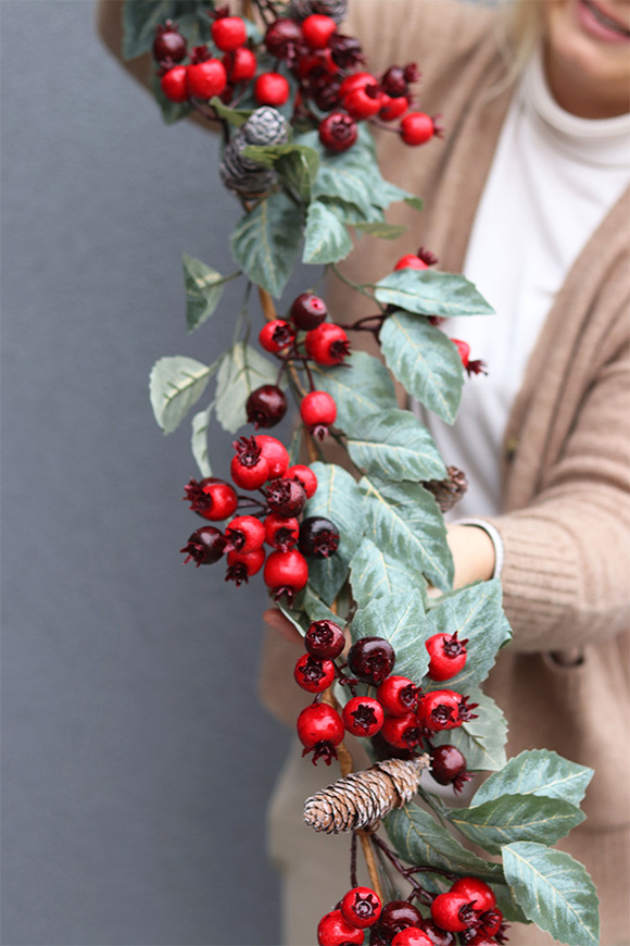 Zimowy Głóg, girlanda z owoców i liści
